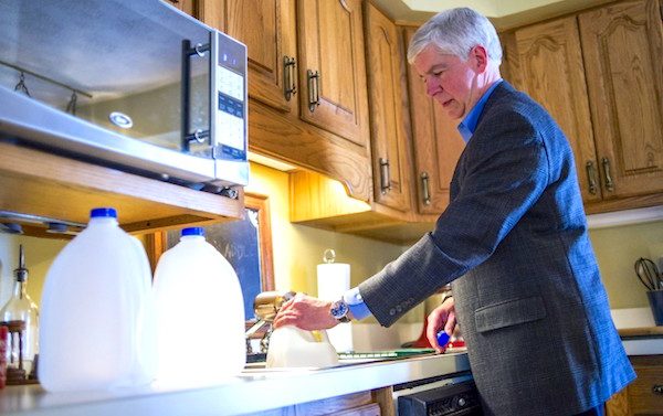 Gov. Snyder drinking Flint water for 30 days to show that it's safe